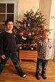 2013-12-14 Zelie mange du pain, les garcons decore le sapin 034